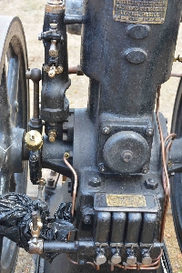 Här syns motorns frislagsregering med bränslepumpen och kylvattenpumpen samt lubrikatorn av äldre modell